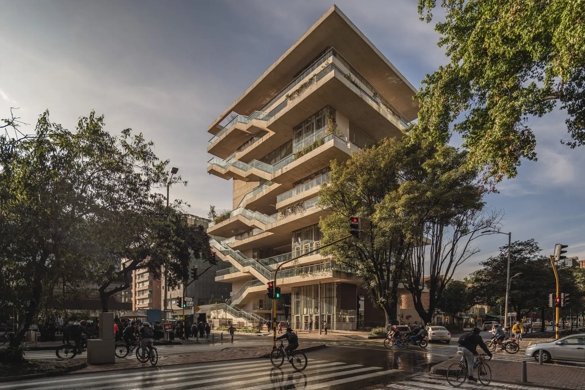 Fachada monumental en concreto expuesto del Centro de Felicidad (CEFE) Chapinero en Bogotá por Alejandro Rogelis.